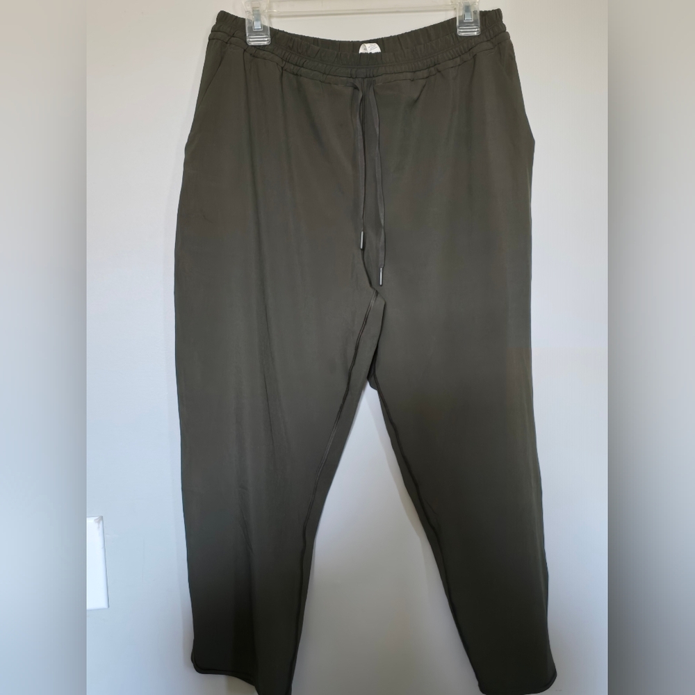 Womans Lululemon On The Fly Crop Olive Drawstring Pants